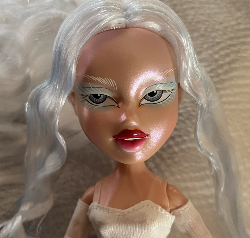 Bratz Holidayz Frosty Nightz Cloe Collector edition doll in real life photos