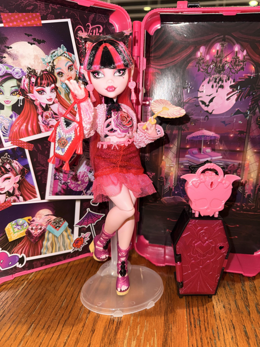 Monster High Skulltimate Secrets 7 series Destination Gore-Geous Oasis dolls in real life photos