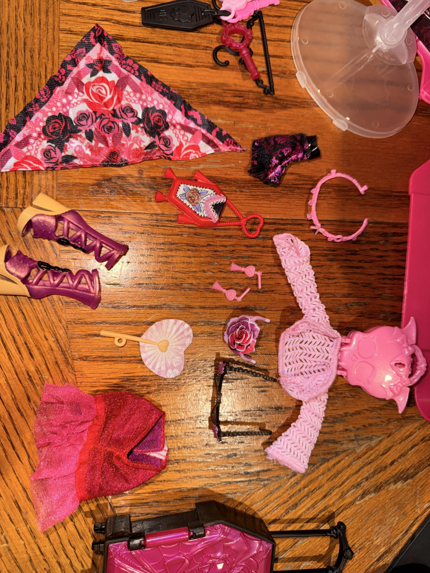 Monster High Skulltimate Secrets 7 series Destination Gore-Geous Oasis dolls in real life photos