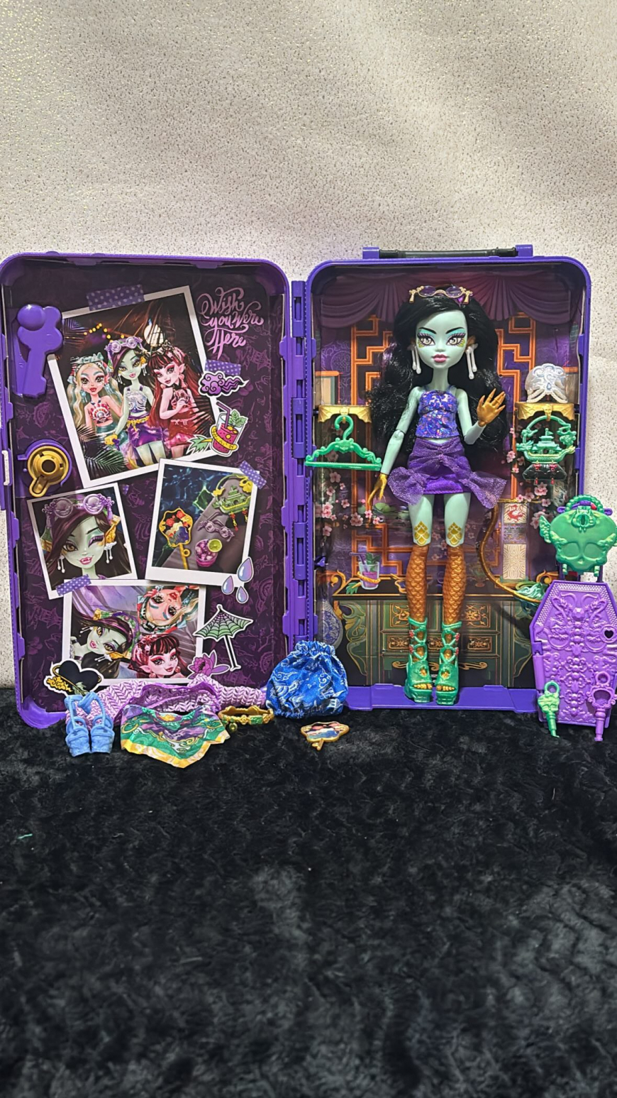 Monster High Skulltimate Secrets 7 series Destination Gore-Geous Oasis dolls in real life photos