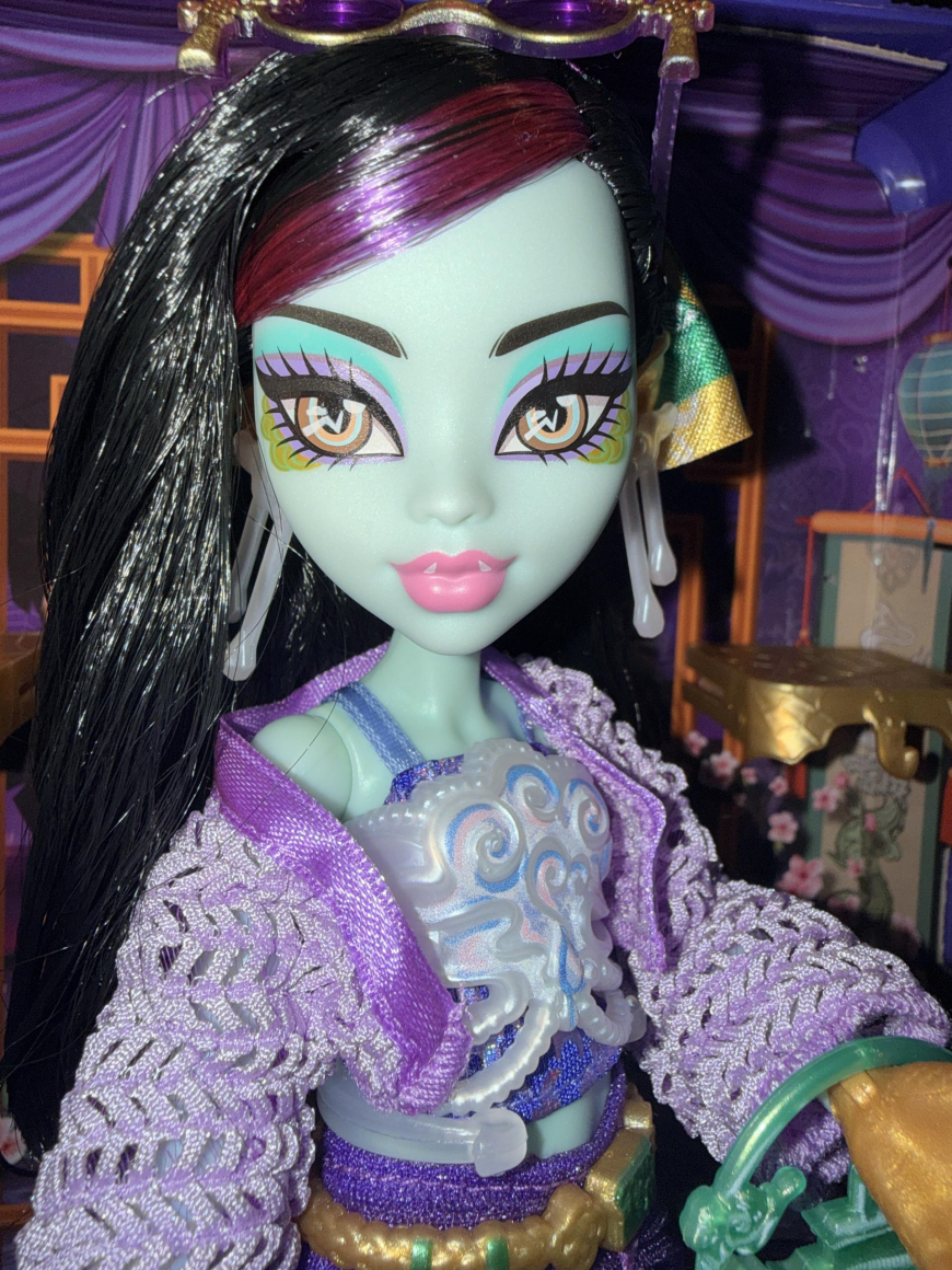 Monster High Skulltimate Secrets 7 series Destination Gore-Geous Oasis dolls in real life photos