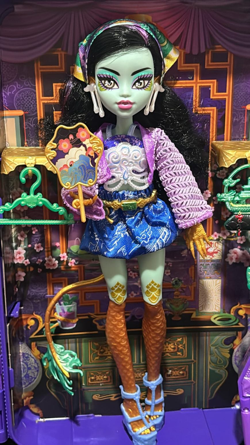 Monster High Skulltimate Secrets 7 series Destination Gore-Geous Oasis dolls in real life photos