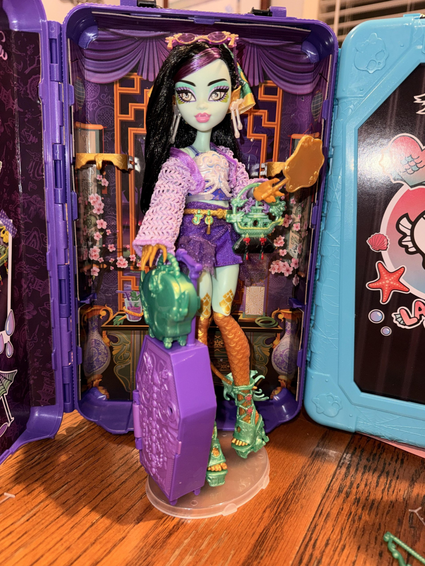 Monster High Skulltimate Secrets 7 series Destination Gore-Geous Oasis dolls in real life photos