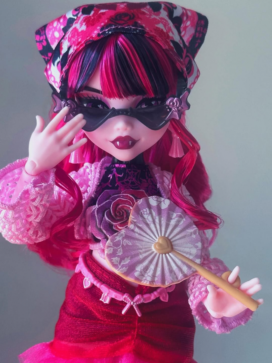 In real life photos of Monster High Skulltimate Secrets Destination Gore-Geous Oasis Draculaura dol