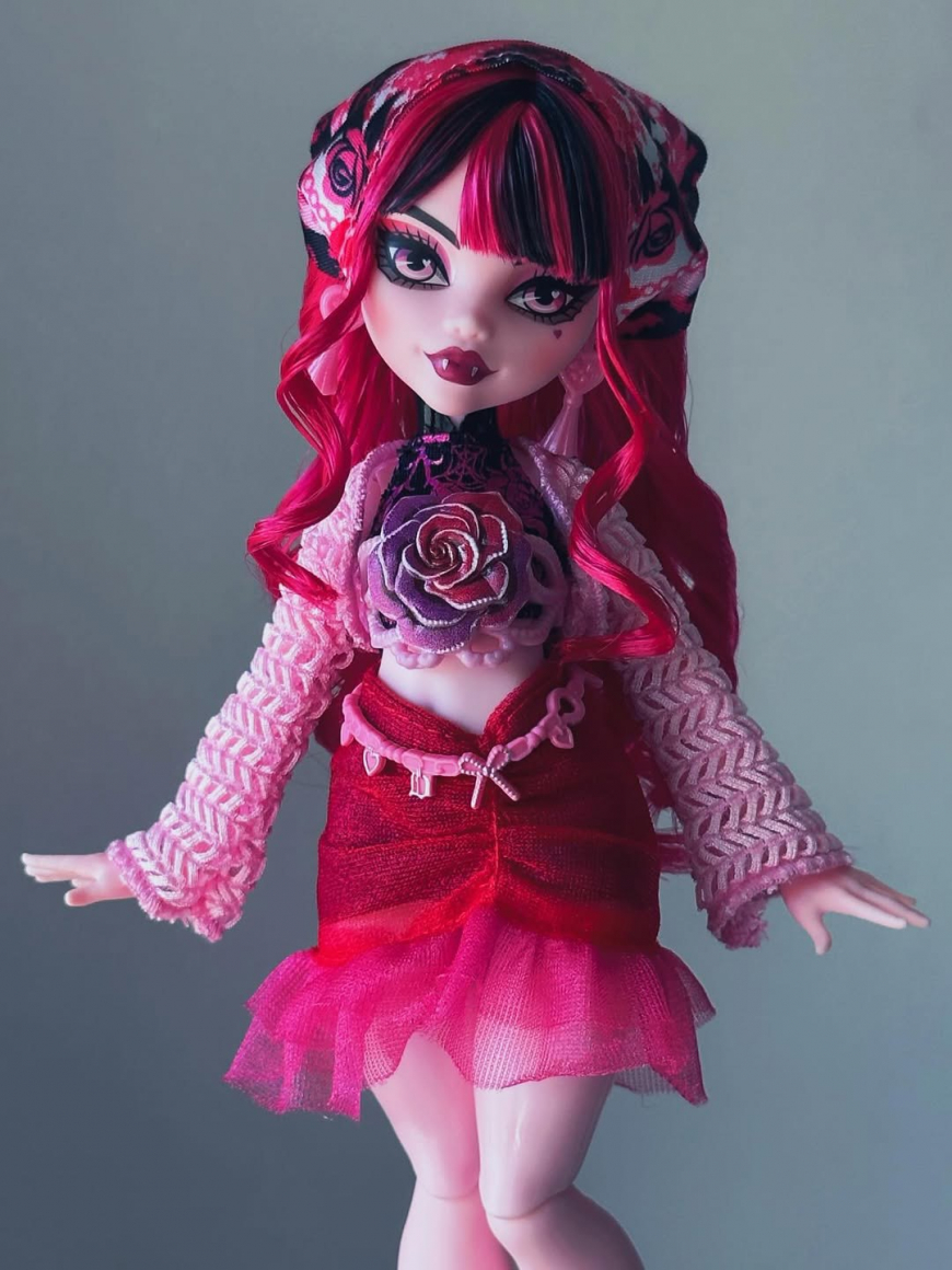 In real life photos of Monster High Skulltimate Secrets Destination Gore-Geous Oasis Draculaura dol