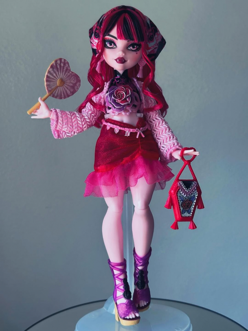 In real life photos of Monster High Skulltimate Secrets Destination Gore-Geous Oasis Draculaura dol