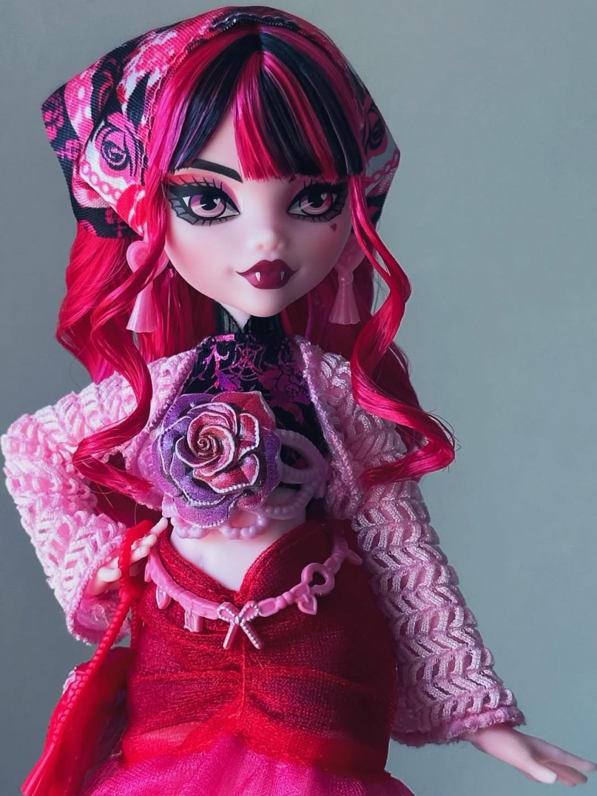 In real life photos of Monster High Skulltimate Secrets Destination Gore-Geous Oasis Draculaura dol
