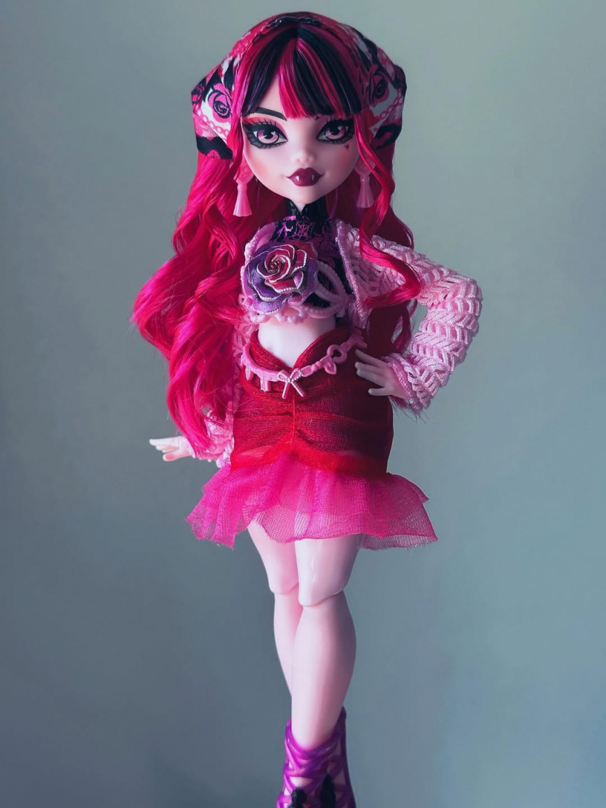 In real life photos of Monster High Skulltimate Secrets Destination Gore-Geous Oasis Draculaura dol