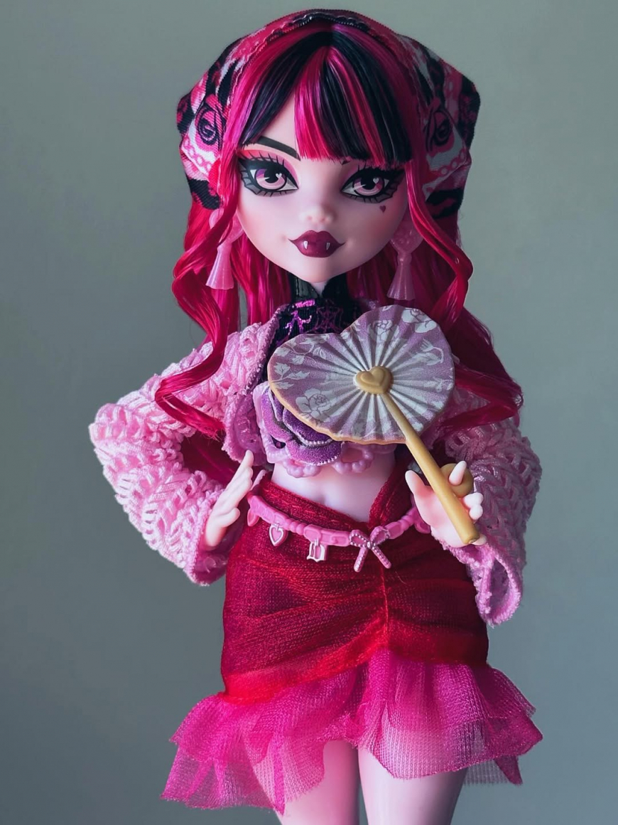 In real life photos of Monster High Skulltimate Secrets Destination Gore-Geous Oasis Draculaura dol