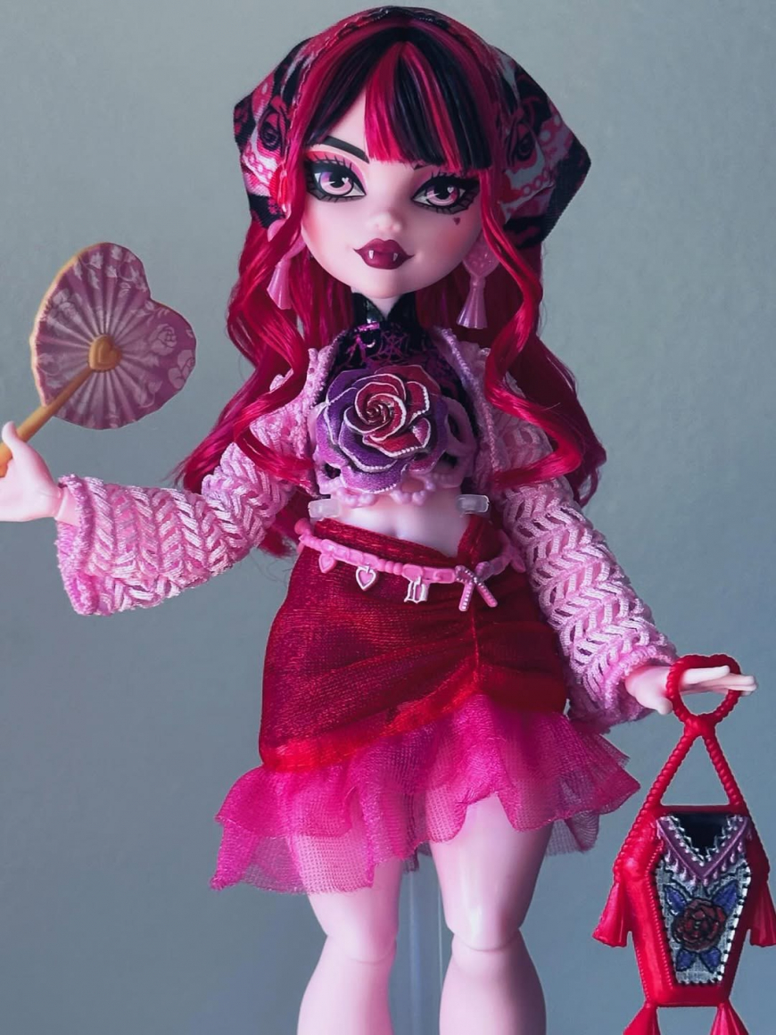 In real life photos of Monster High Skulltimate Secrets Destination Gore-Geous Oasis Draculaura dol