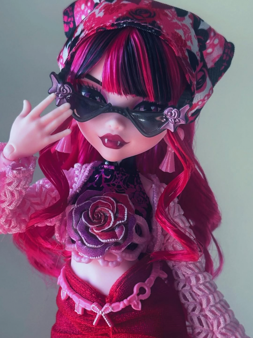 In real life photos of Monster High Skulltimate Secrets Destination Gore-Geous Oasis Draculaura dol