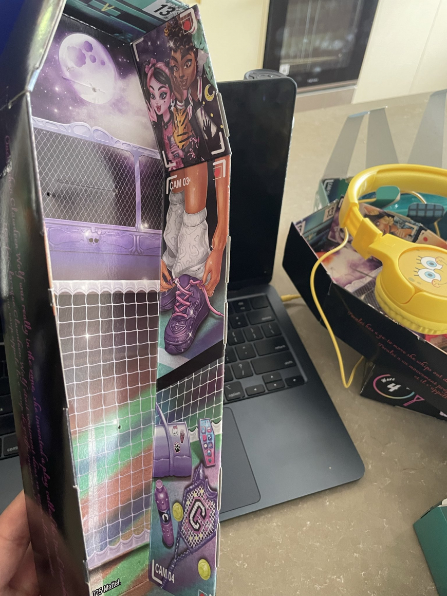 Monster High Buried Secrets 4 Courtside Fang-Out dolls in real life photos