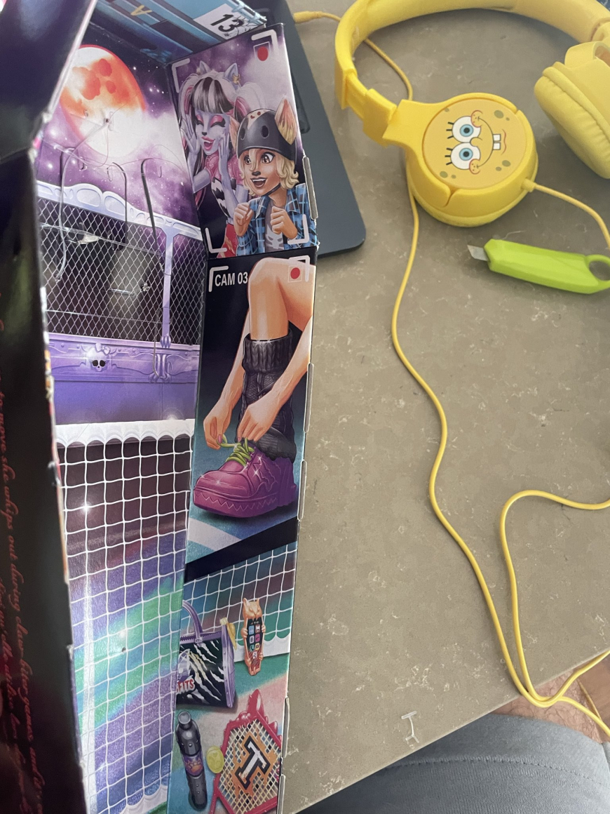 Monster High Buried Secrets 4 Courtside Fang-Out dolls in real life photos