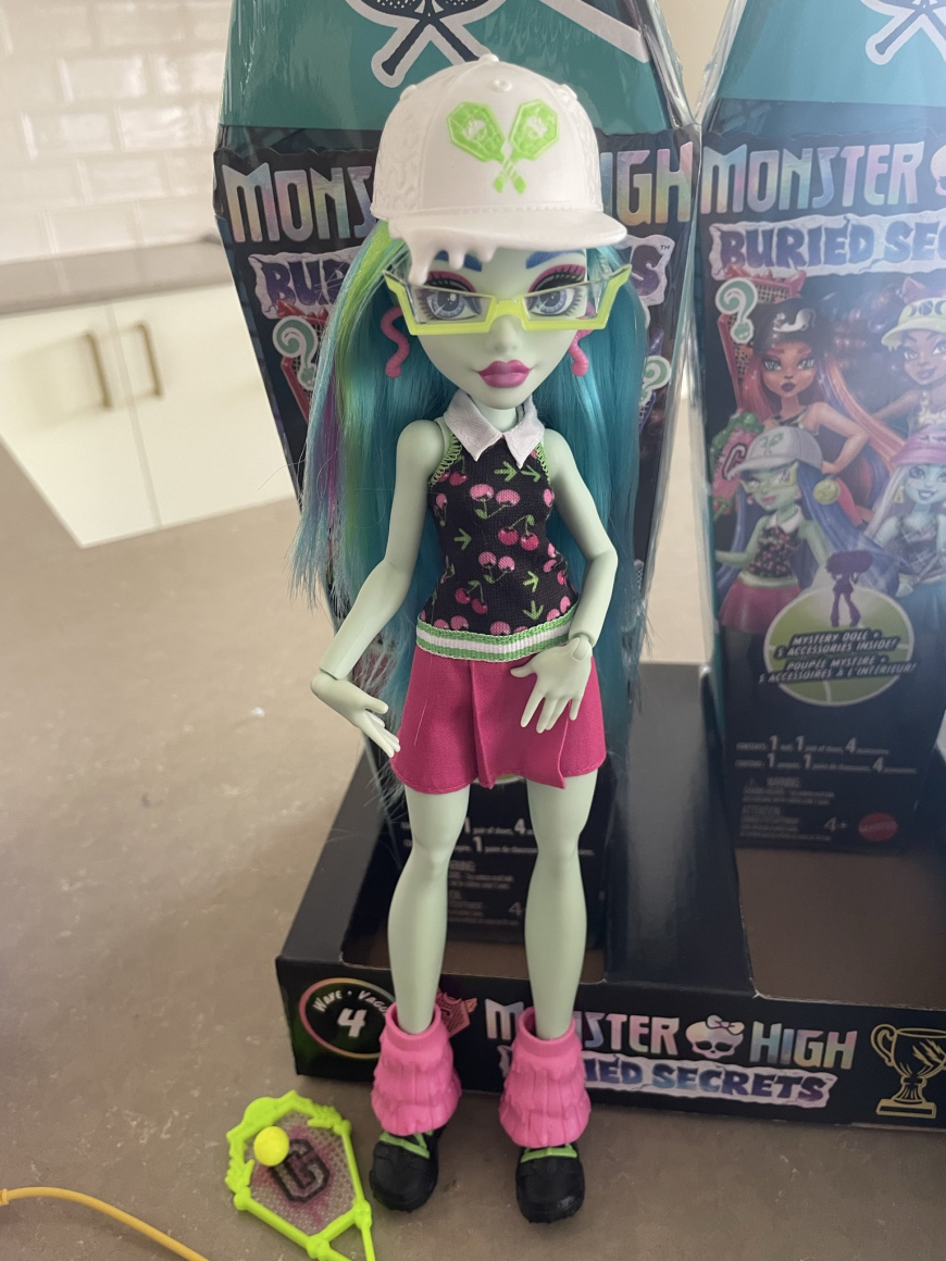 Monster High Buried Secrets 4 Courtside Fang-Out dolls in real life photos