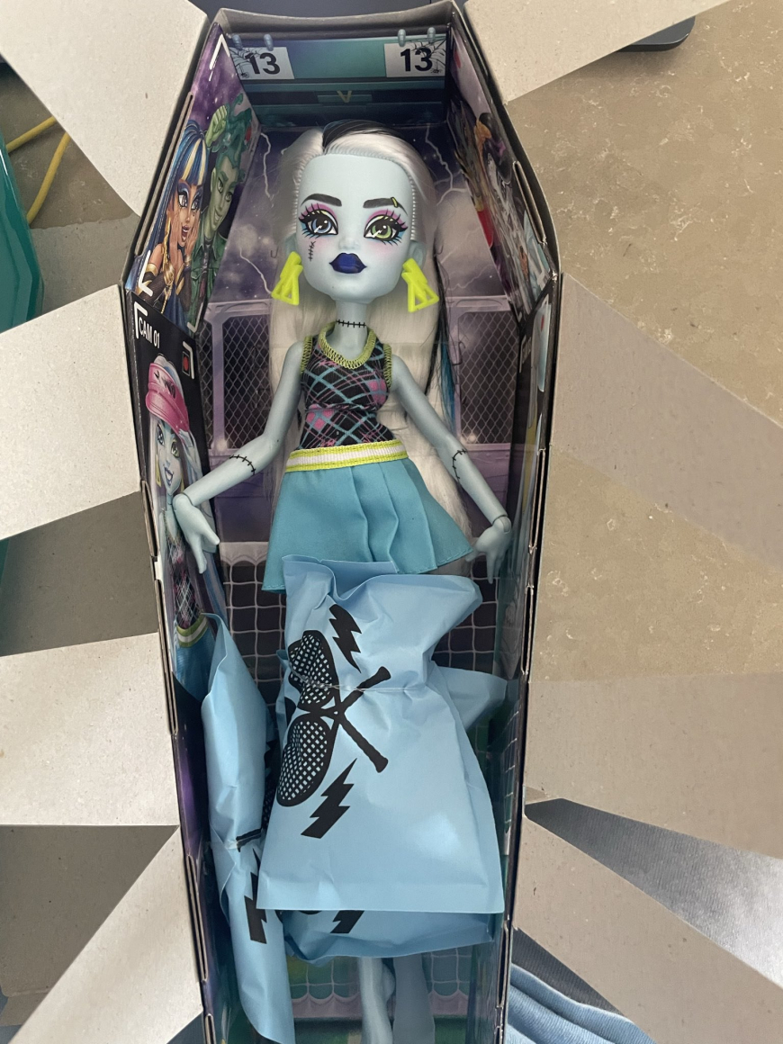 Monster High Buried Secrets 4 Courtside Fang-Out dolls in real life photos