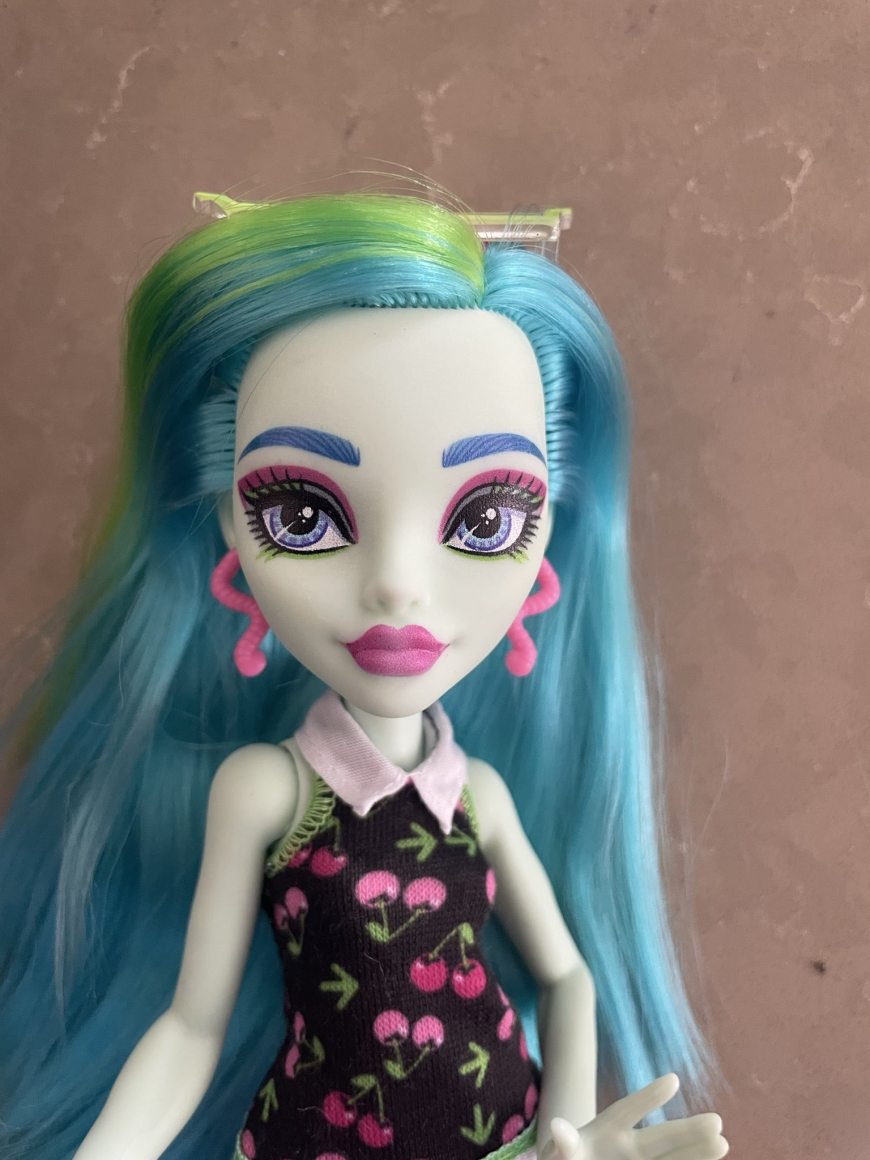 Monster High Buried Secrets 4 Courtside Fang-Out dolls in real life photos