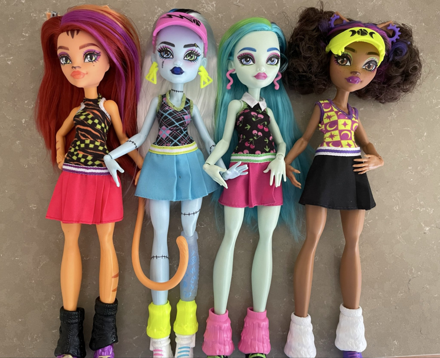 Monster High Buried Secrets 4 Courtside Fang-Out dolls in real life photos