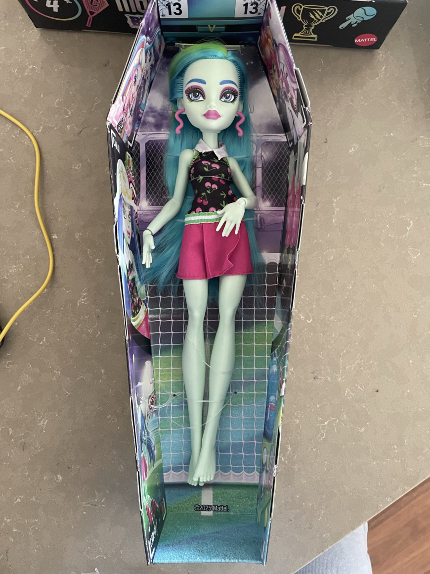 Monster High Buried Secrets 4 Courtside Fang-Out dolls in real life photos