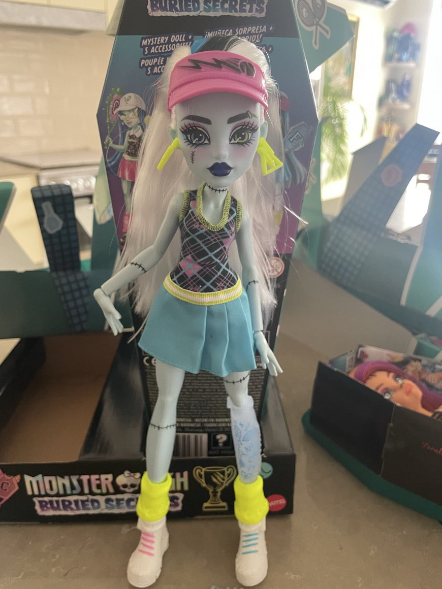 Monster High Buried Secrets 4 Courtside Fang-Out dolls in real life photos