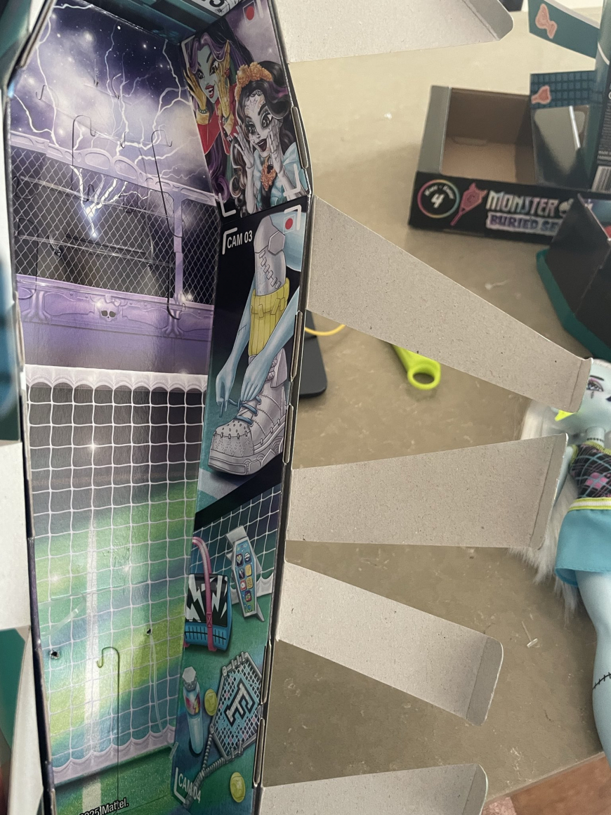 Monster High Buried Secrets 4 Courtside Fang-Out dolls in real life photos