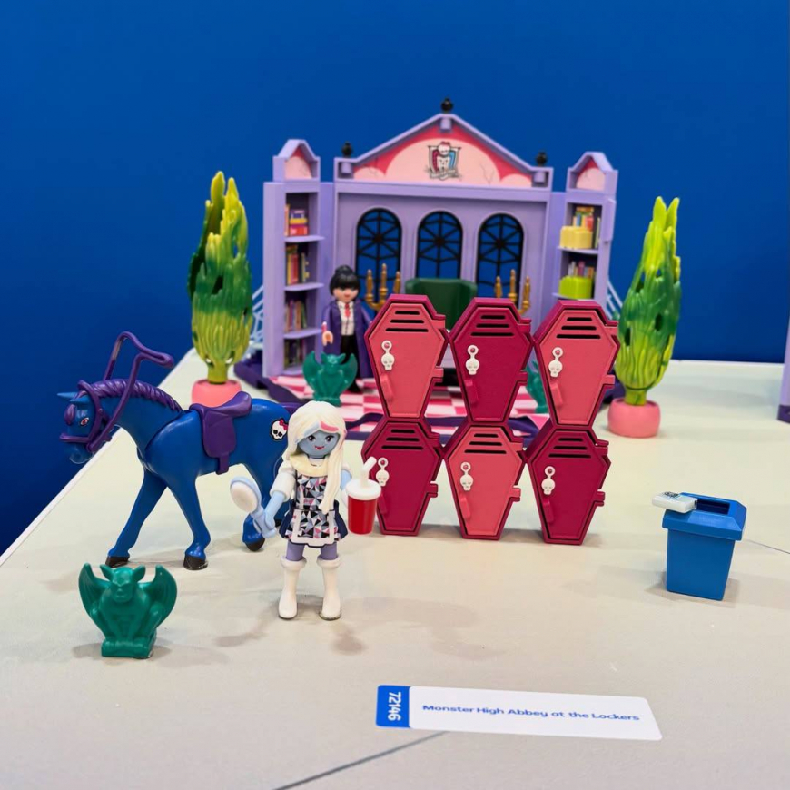 PLAYMOBIL x Monster High Abbey at the lockers