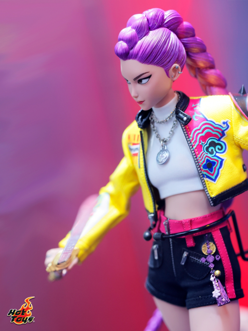 KPop Demon Hunters 1/6  Huntrix figures from Hot Toys prototypes irl