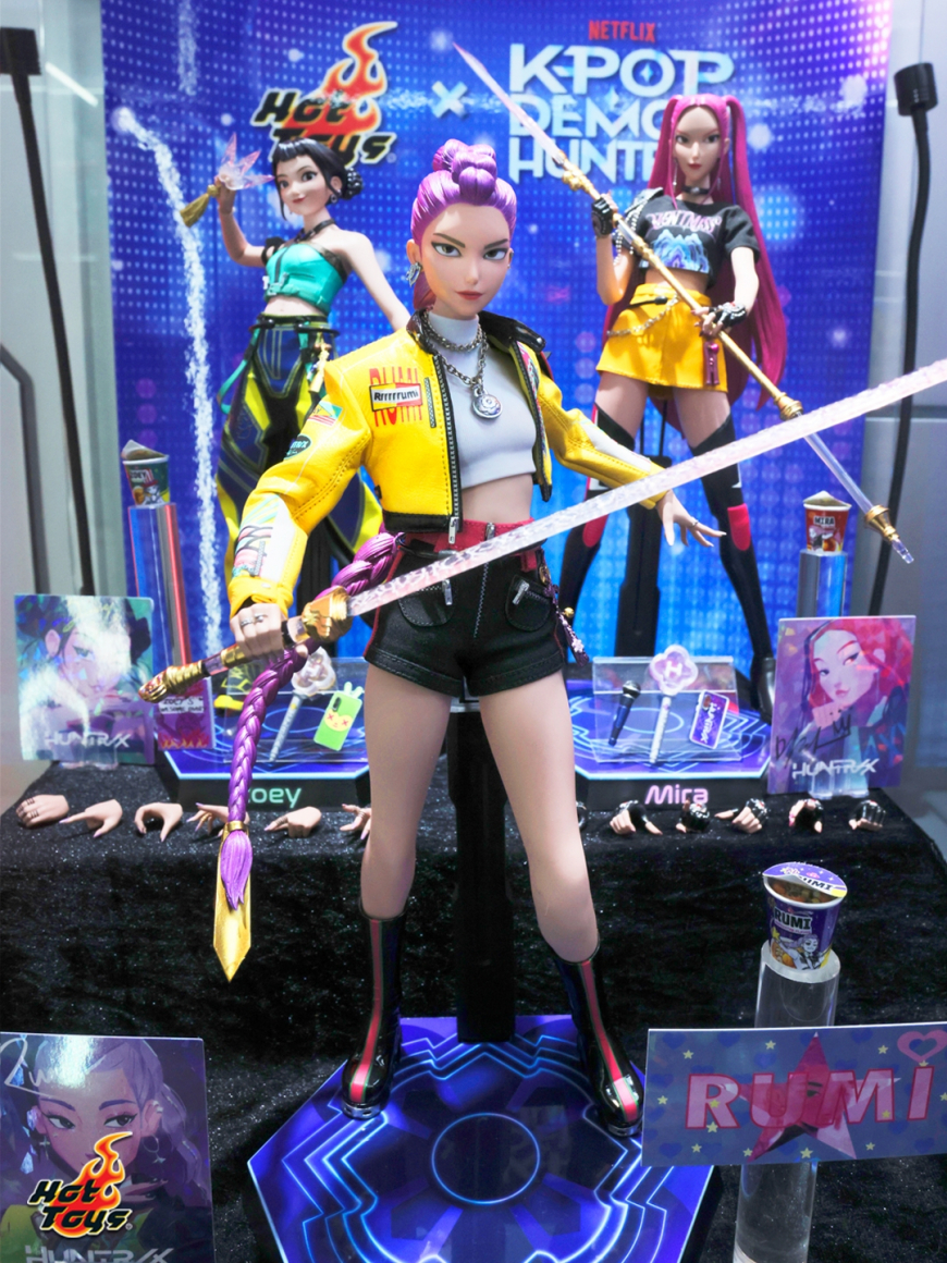 KPop Demon Hunters 1/6  Huntrix figures from Hot Toys prototypes irl