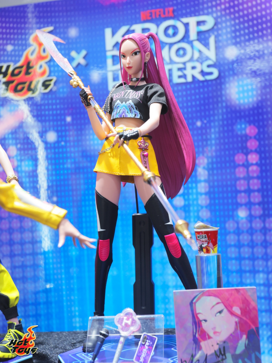 KPop Demon Hunters 1/6  Huntrix figures from Hot Toys prototypes irl