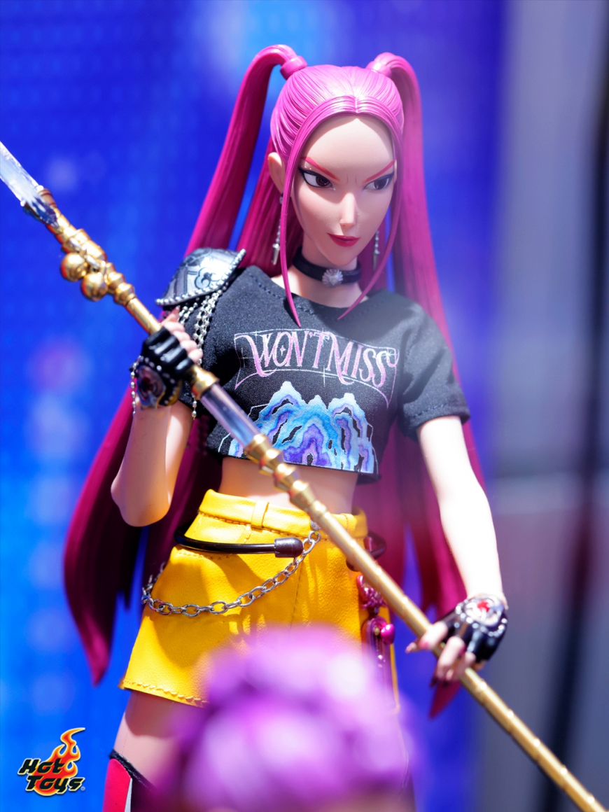 KPop Demon Hunters 1/6  Huntrix figures from Hot Toys prototypes irl