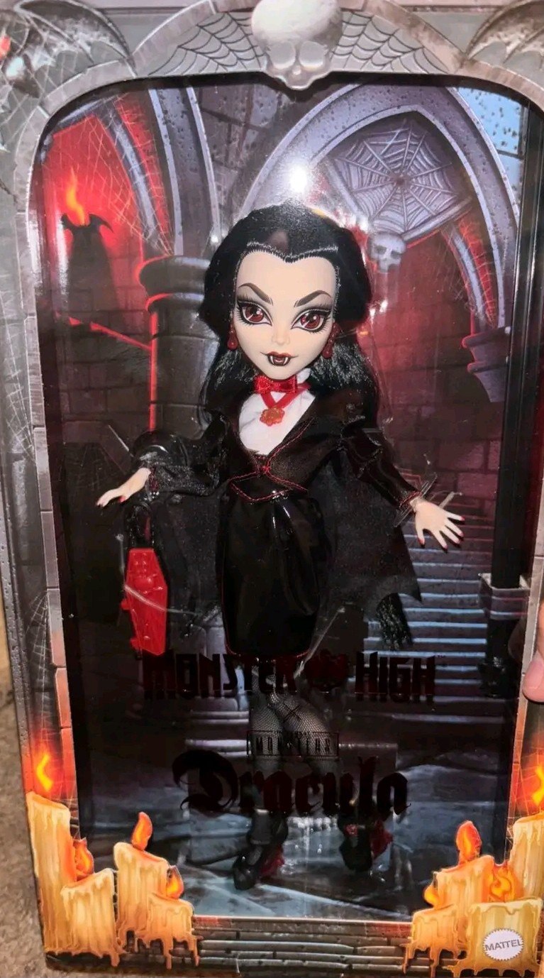 Monster High Skullector x Universal Monsters Dracula doll 2026 in real life photos