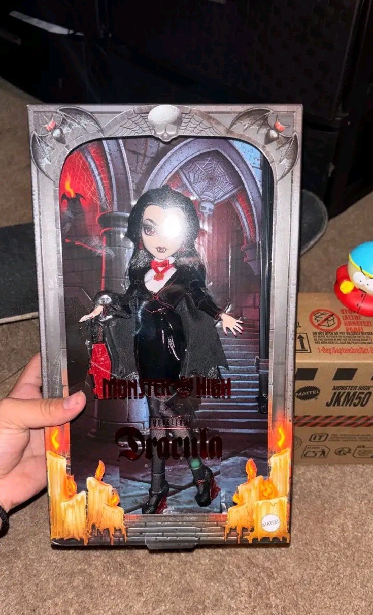 Monster High Skullector x Universal Monsters Dracula doll 2026 in real life photos