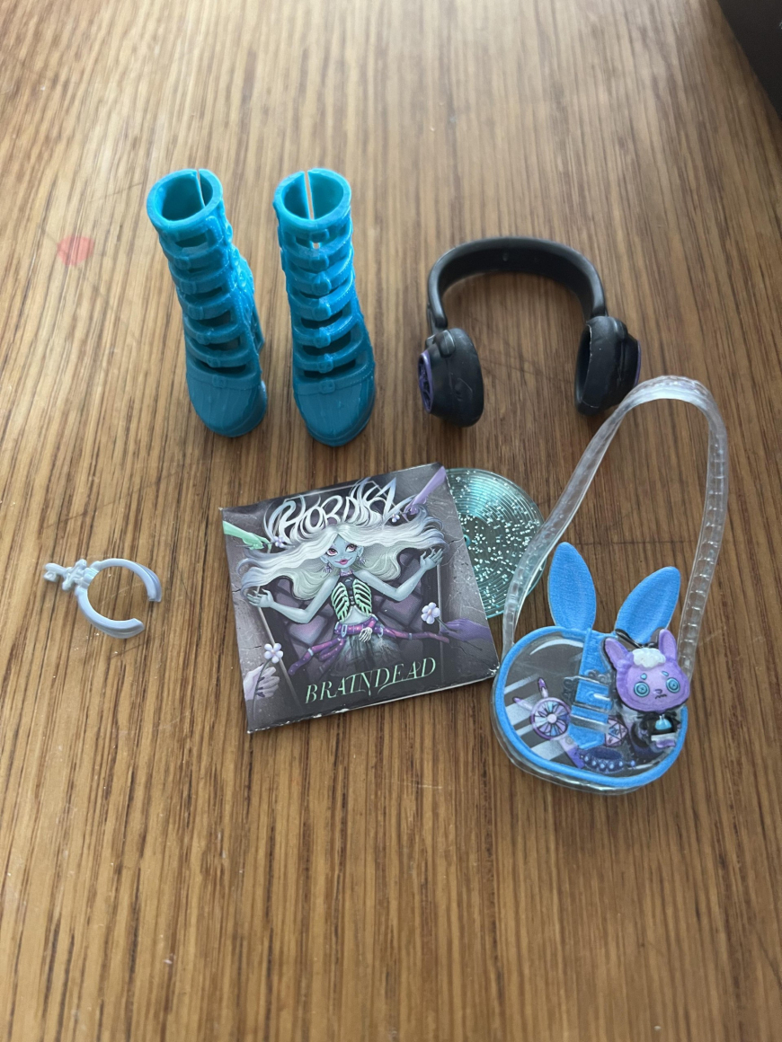 Monster High Buried Secrets 5 Concert Lurks Twyla Boogeyman doll