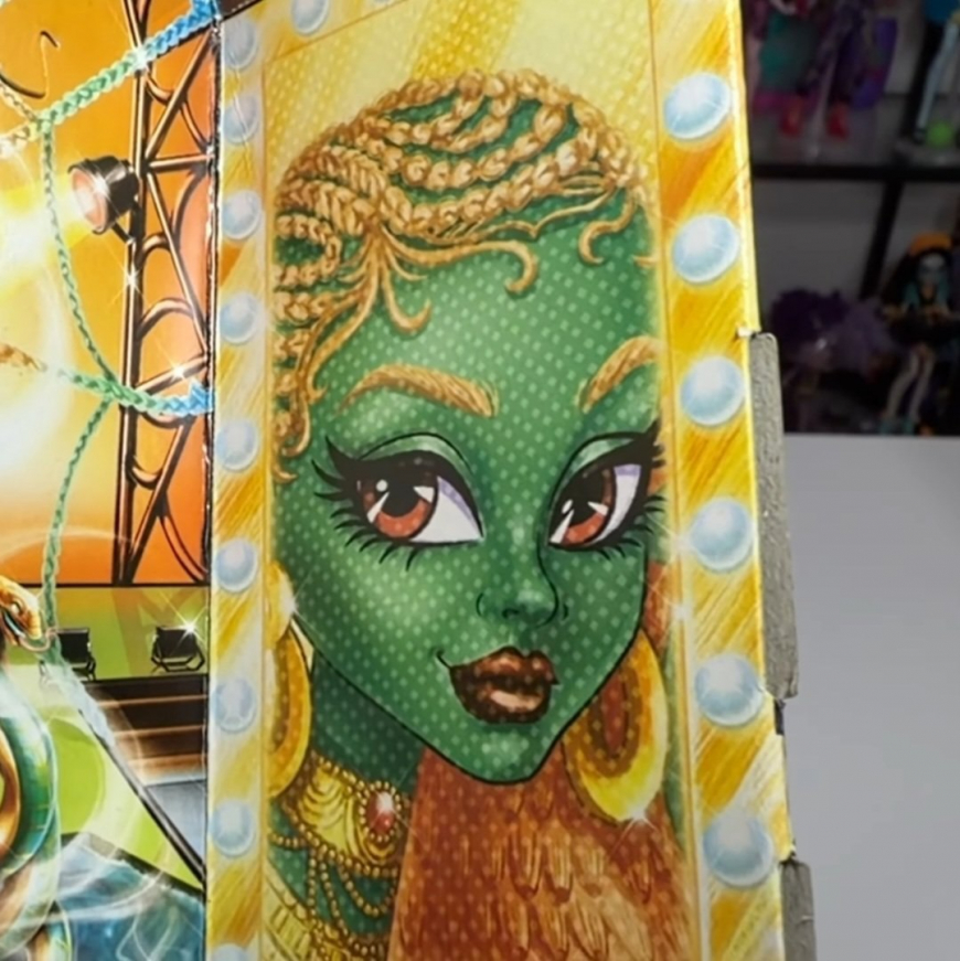 Cleo's favorite artist is singer Papyra