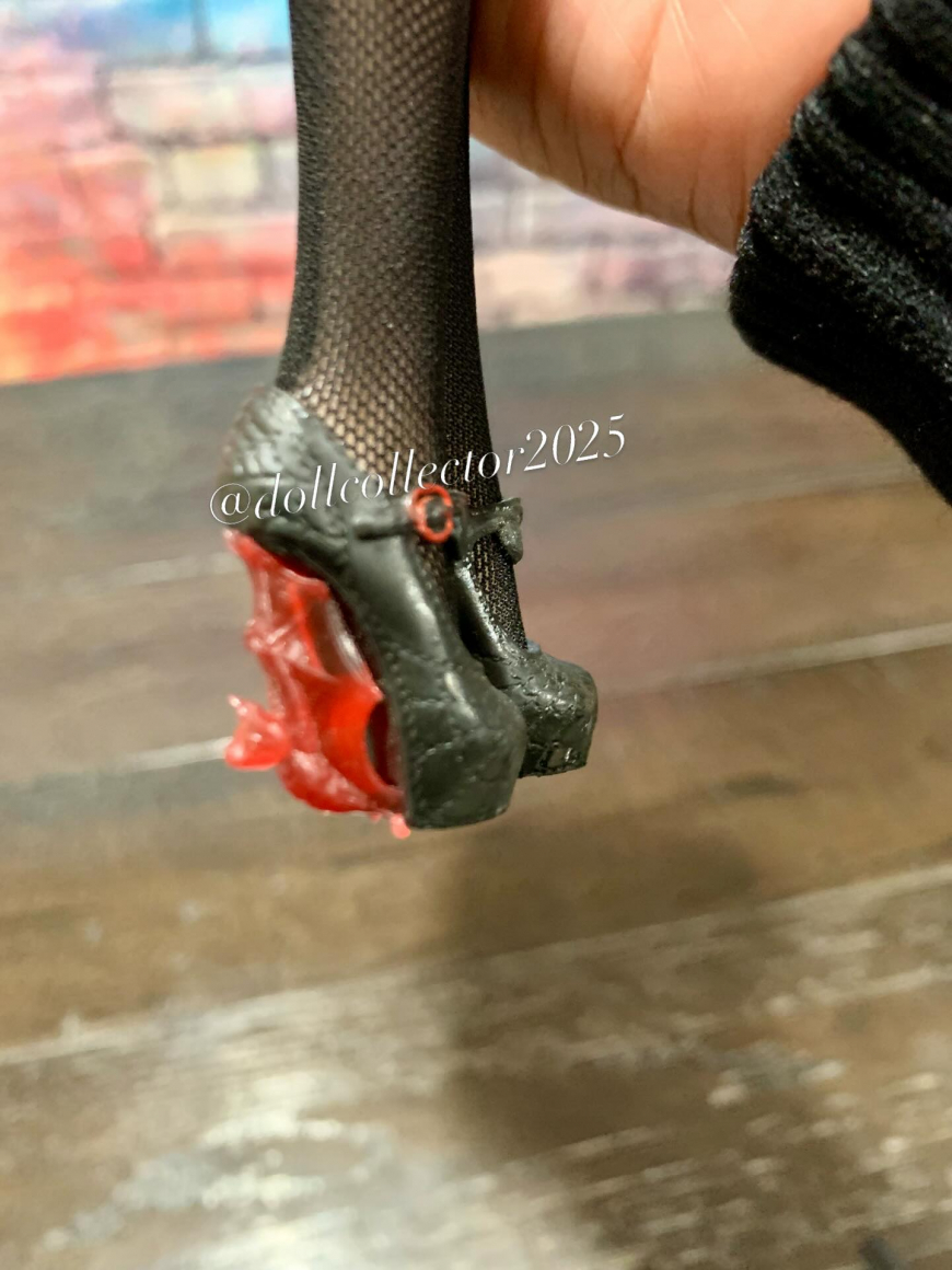 Monster High Skullector x Universal Monsters Dracula doll 2026 irl photo