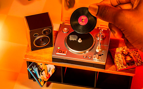 Miniverse Real Music - fully playable mini vinyl records and a working miniature turntable