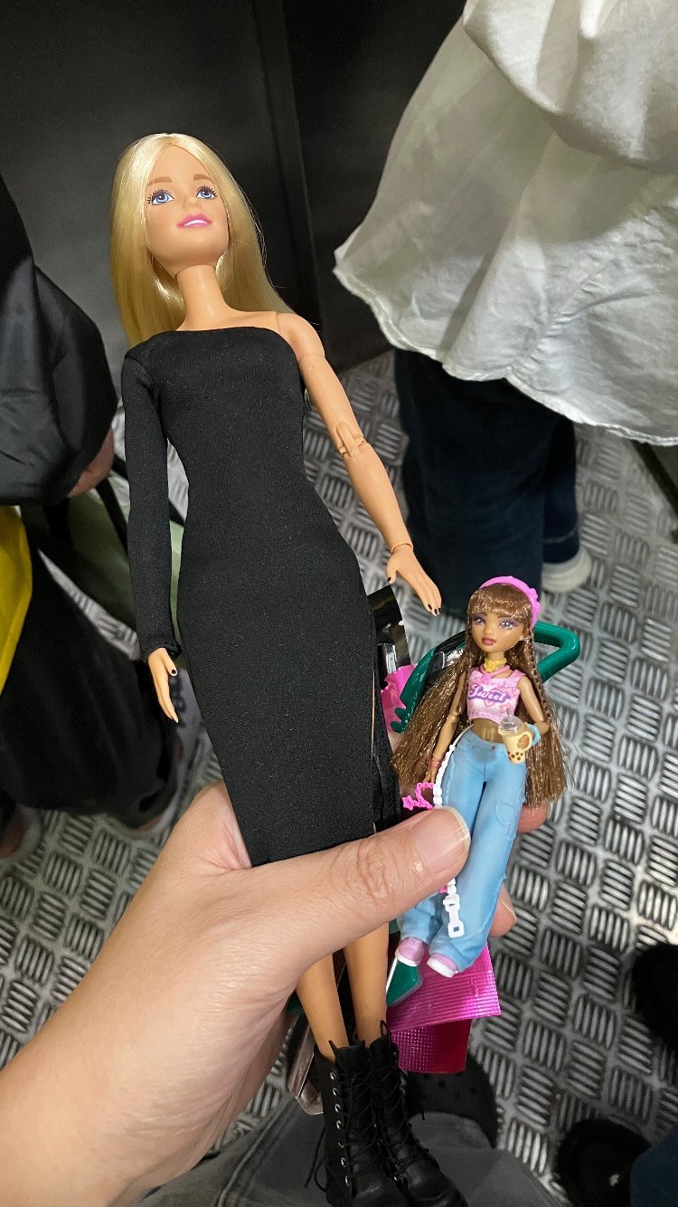 Zuru Minnee fashion doll In comparison with Barbie
