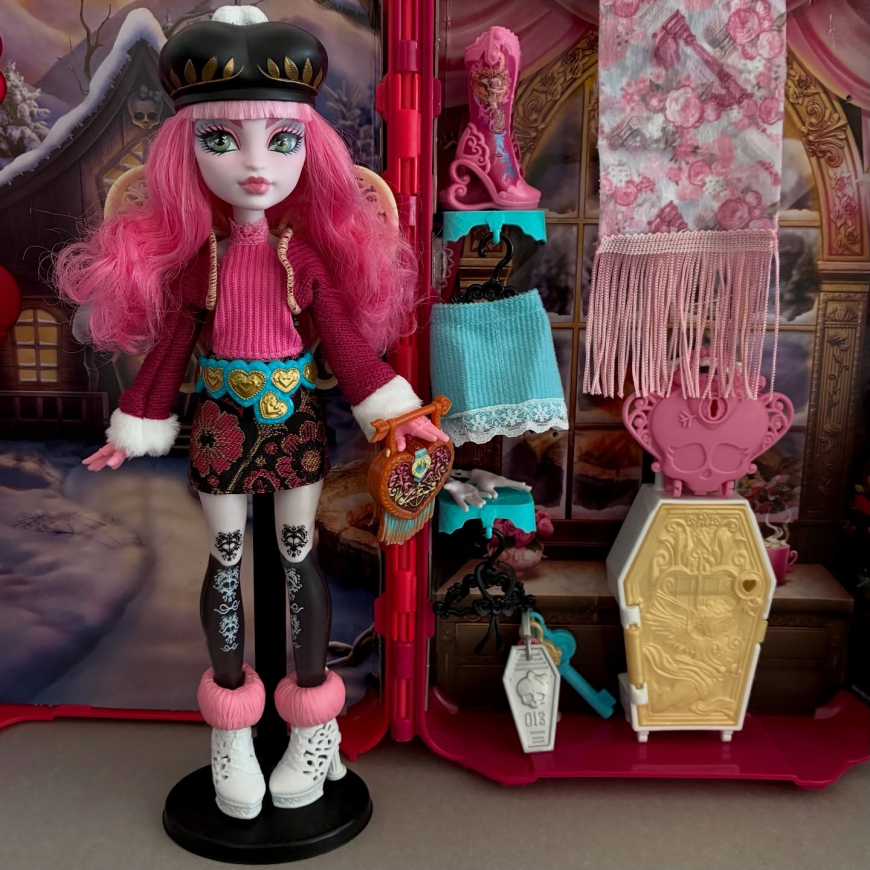 Cabin Slay-cation Cupid Asteria doll in details