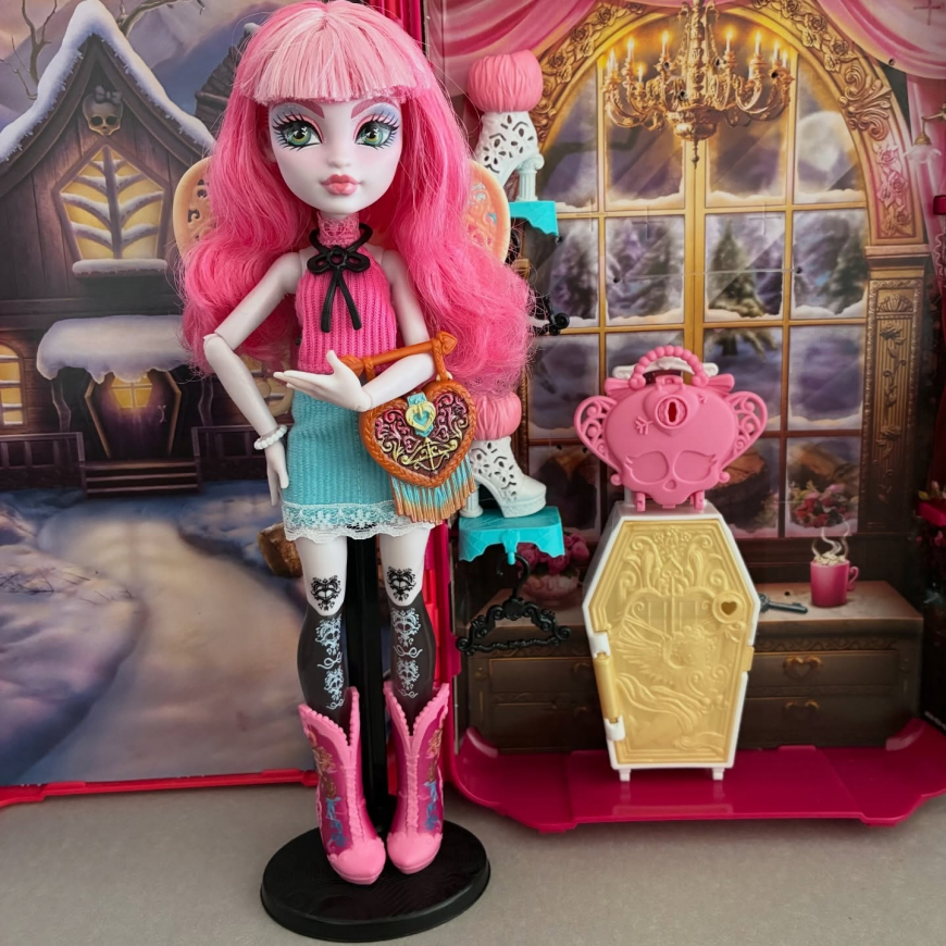 Cabin Slay-cation Cupid Asteria doll in details