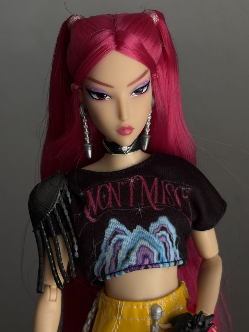 KPop Demon Hunters Core Huntrix Rumi, Mira, Zoey and Jinu fashion dolls from Mattel in real life photos