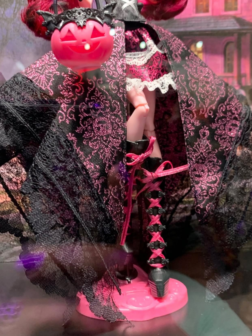 Monster High Skullector Draculaura Halloween edition doll irl photo