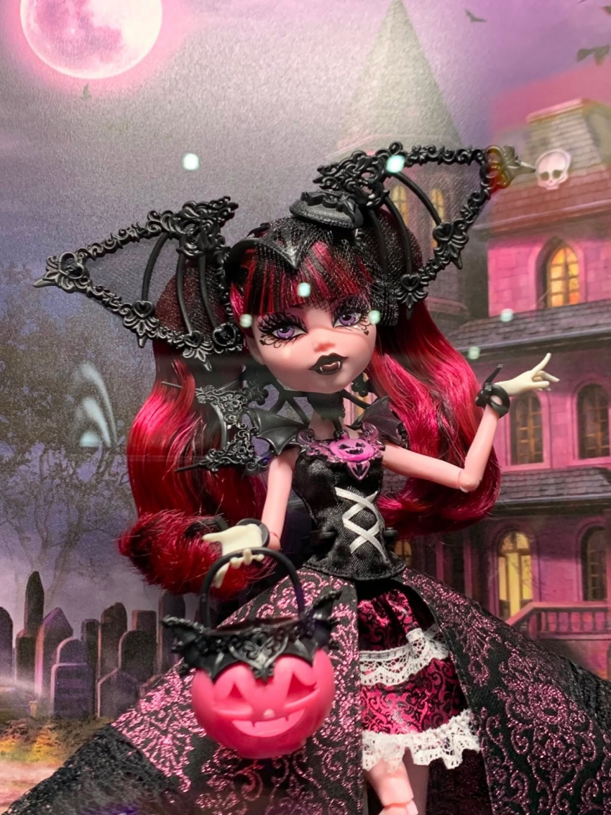 Monster High Skullector Draculaura Halloween edition doll irl photo