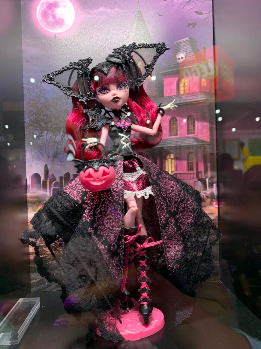 Monster High Skullector Draculaura Halloween edition doll irl photo
