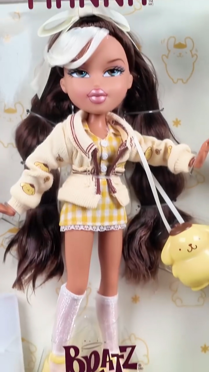 Bratz x Hello Kitty and Friends Fianna Pompompurin doll details