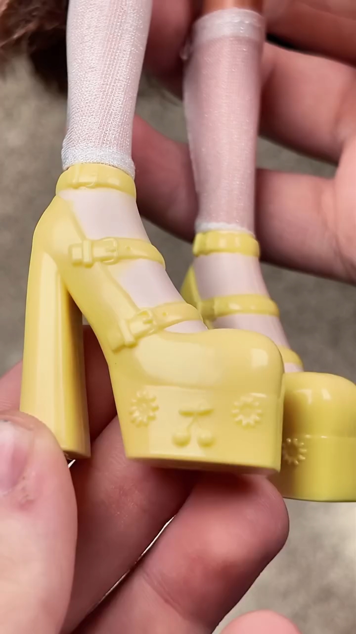 Bratz x Hello Kitty and Friends Fianna Pompompurin doll details