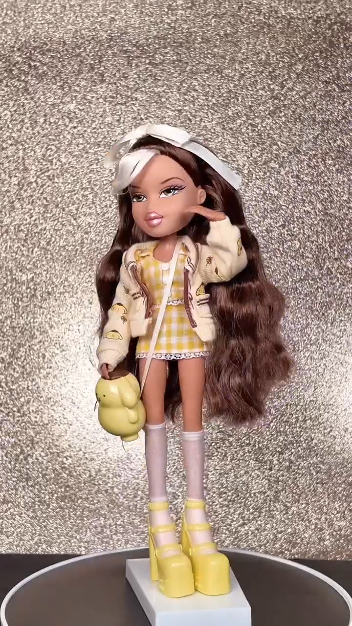 Bratz x Hello Kitty and Friends Fianna Pompompurin doll details