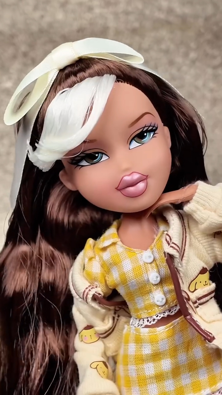 Bratz x Hello Kitty and Friends Fianna Pompompurin doll details