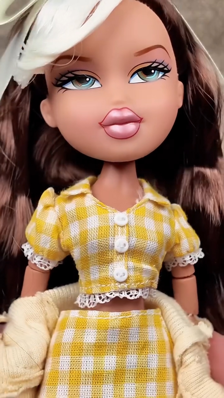 Bratz x Hello Kitty and Friends Fianna Pompompurin doll details