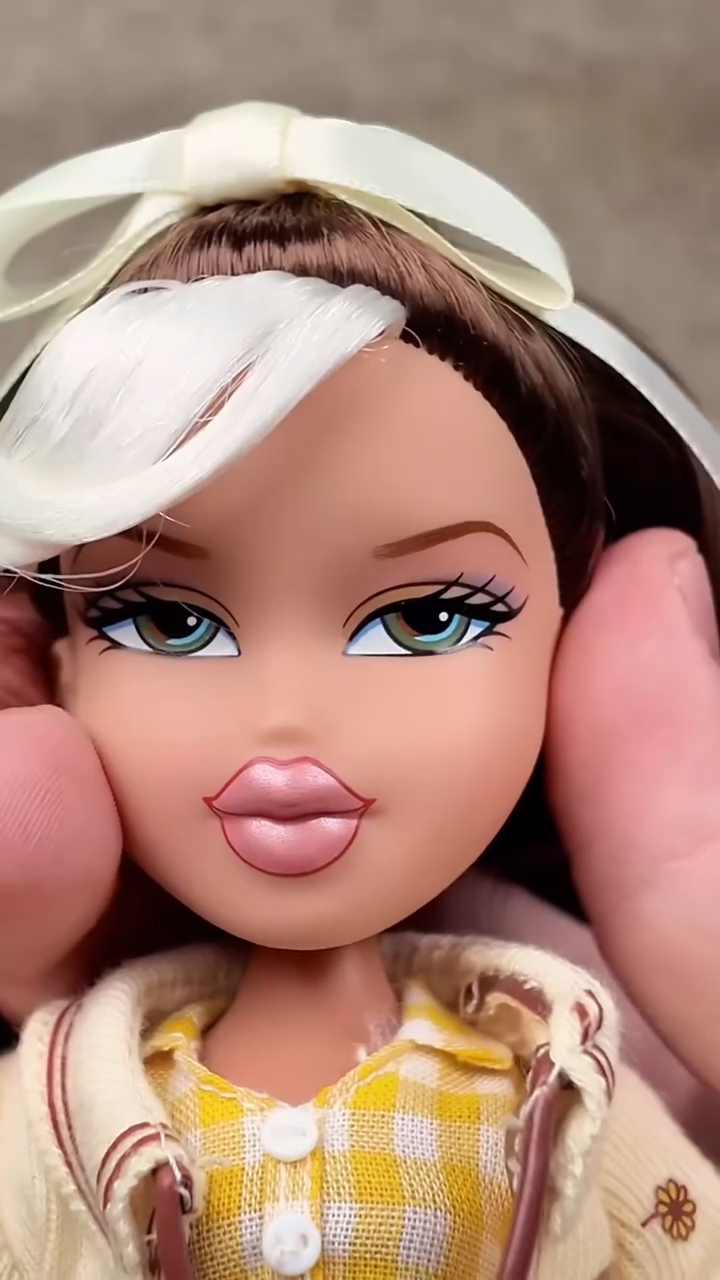 Bratz x Hello Kitty and Friends Fianna Pompompurin doll details