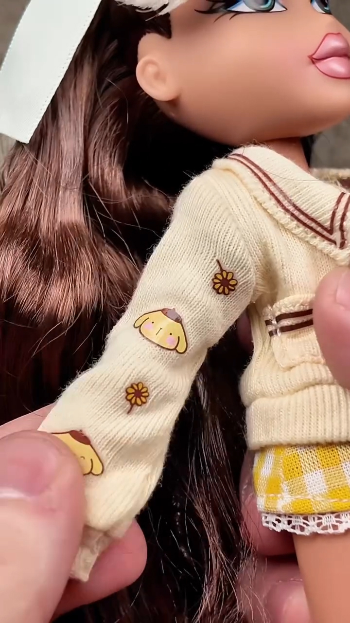 Bratz x Hello Kitty and Friends Fianna Pompompurin doll details