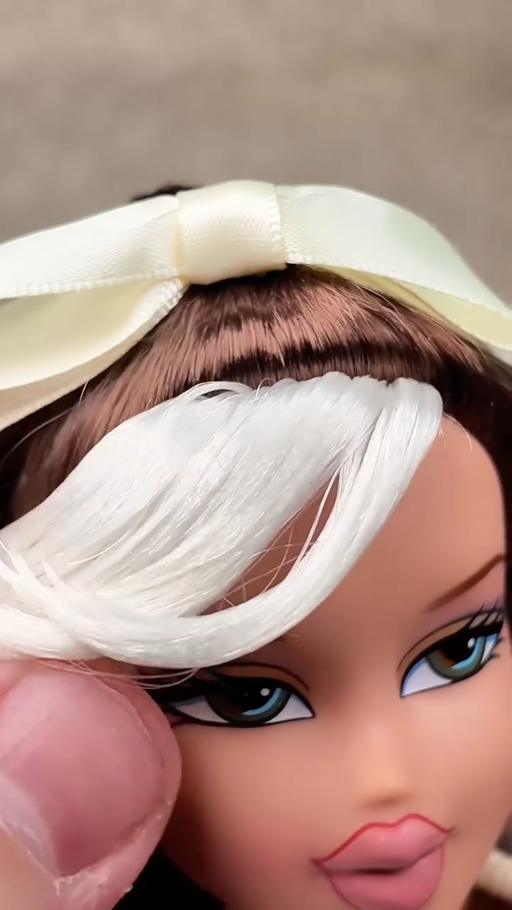 Bratz x Hello Kitty and Friends Fianna Pompompurin doll details